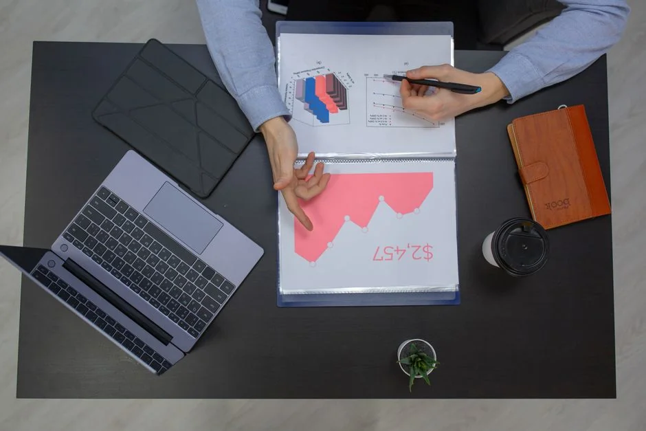 Surligneurs éclatants posés sur une note de User-Generated Content, sur un bureau en bois.